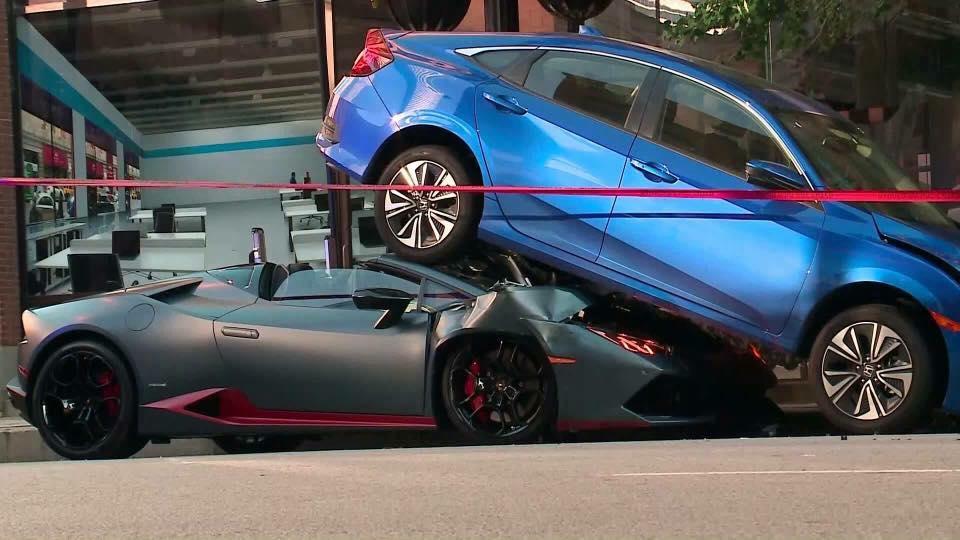 Chiếc Lamborghini Huracan Spyder nằm dưới gầm Honda Civic