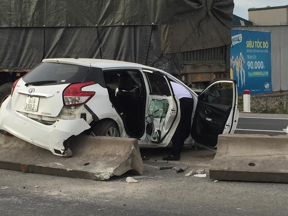 Chiếc Toyota Yaris bị biến dạng nặng sau vụ tai nạn Chiếc Toyota Yaris bị biến dạng nặng sau vụ tai nạn