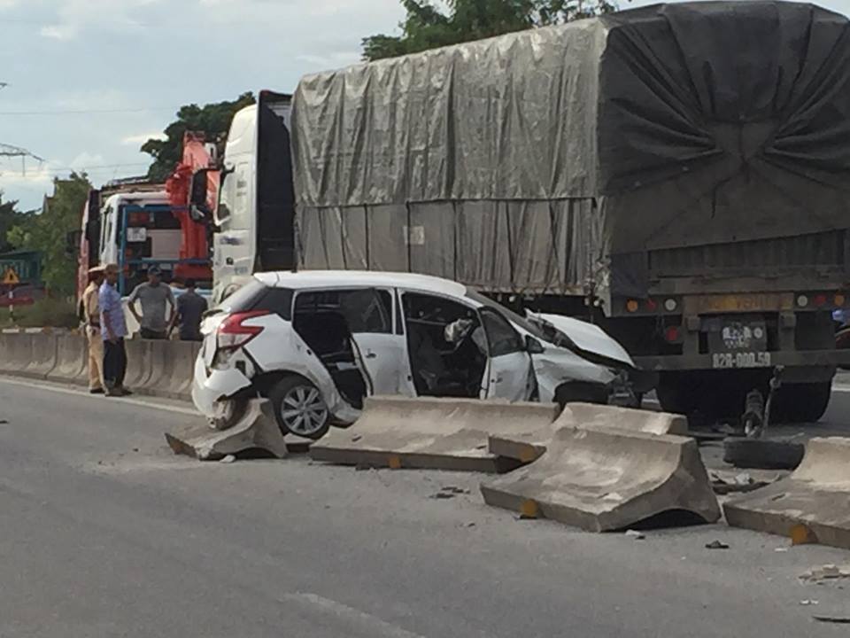 Hiện trường vụ tai nạn giữa Toyota Yaris và xe tải Hiện trường vụ tai nạn giữa Toyota Yaris và xe tải