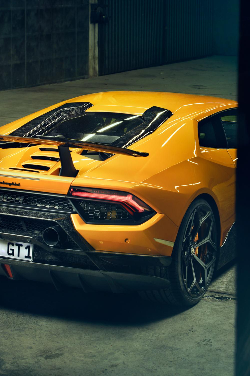 Vòng ra phía sau Lamborghini Huracan Performante độ Novitec có thêm ốp ống xả và khoang động cơ bằng vật liệu Composite tổng hợp. 