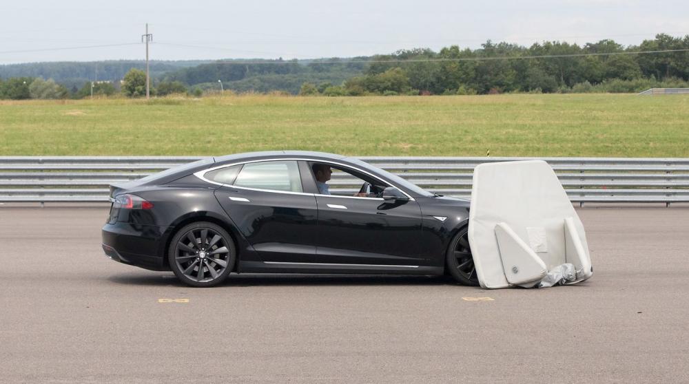 Chiếc Tesla Model S đời 2015 đã tông vào hình nộm ở tốc độ 30 km/h