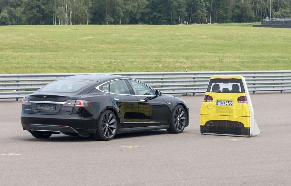 Hình ảnh chiếc Tesla Model S trong bài thử nghiệm cả ILNAS