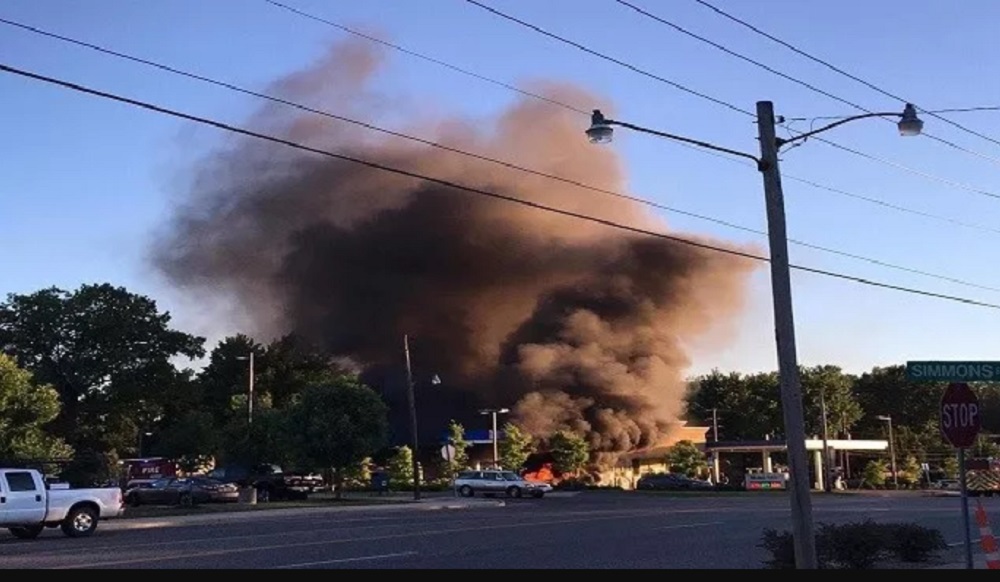 Cột khói bốc lên cao từ vụ cháy siêu xe ở cây xăng