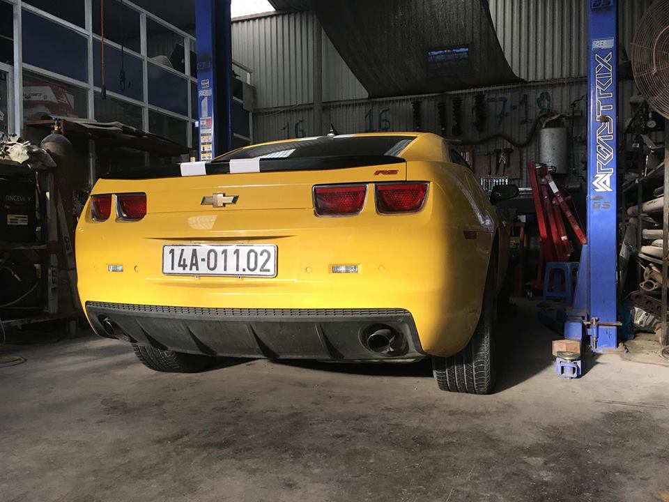 Chevrolet Camaro RS mang biển kiểm soát Quảng Ninh xuất hiện tại garage Hà Nội để độ lại ống xả khủng Chevrolet Camaro RS mang biển kiểm soát Quảng Ninh xuất hiện tại garage Hà Nội để độ lại ống xả khủng
