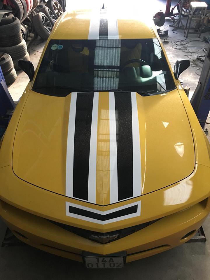 Không chỉ độ lại ống xả, ngoại thất chiếc Chevrolet Camaro RS mang biển kiểm soát Quảng Ninh còn được trang trí thêm 2 sọc màu trắng-đen chạy dài từ giữa nắm capô lên trần và kết thúc đuôi xe. Không chỉ độ lại ống xả, ngoại thất chiếc Chevrolet Camaro RS mang biển kiểm soát Quảng Ninh còn được trang trí thêm 2 sọc màu trắng-đen chạy dài từ giữa nắm capô lên trần và kết thúc đuôi xe.