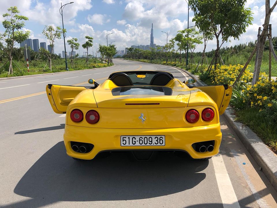 Siêu xe mui trần Ferrari 360 Spider được chủ nhân trang bị ống xả độ của hãng Capristo.