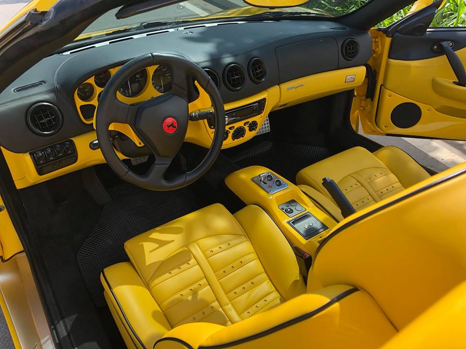 Nội thất vàng rực của siêu xe mui trần Ferrari 360 Spider.