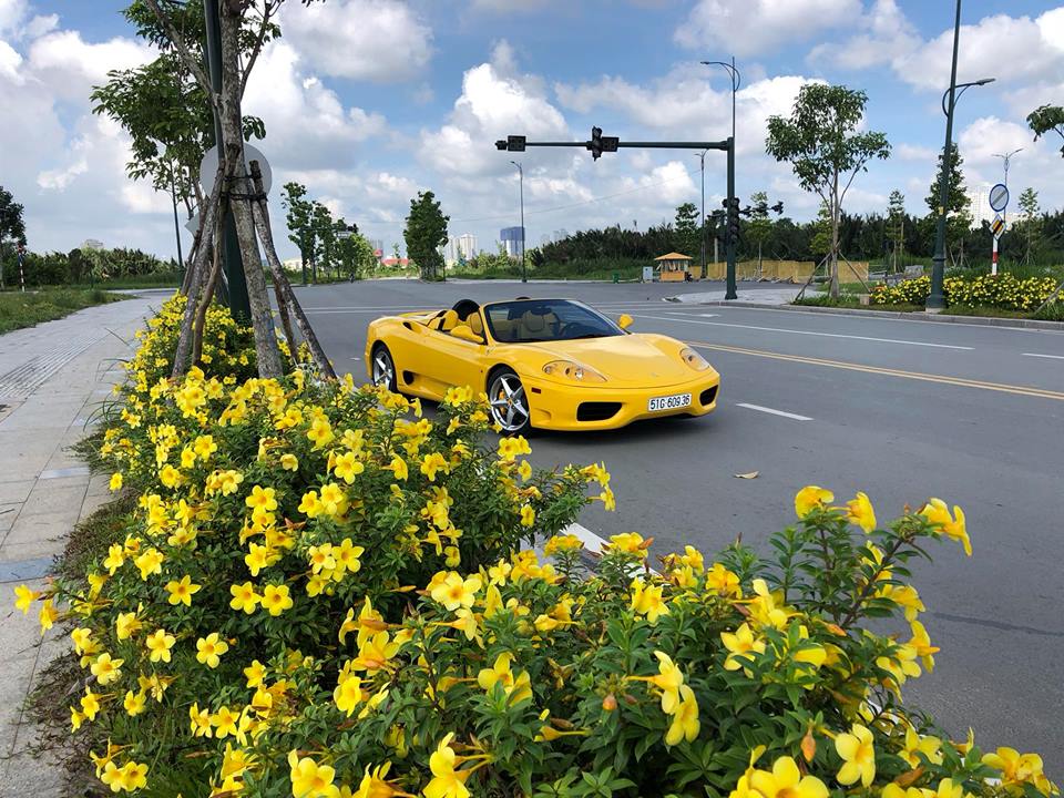 Tại thị trường Việt Nam có khoảng 3 chiếc Ferrari 360 Spider được đưa về nước.