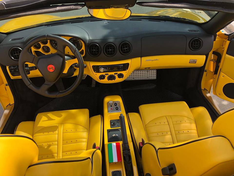 Giữa 2 hàng ghế ngồi xuất hiện 3 dải màu xanh lá cây, trắng và đỏ tượng trưng cho Quốc kỳ của nước Ý. 