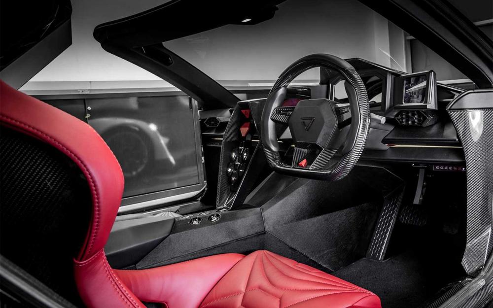 Nội thất của xe với 2 ghế ngồi bọc da màu tương phản là đỏ và đen. Gương chiếu hậu sẽ đợc thu nhỏ lại trong một chiếc camera kỹ thuật số. Nội thất của xe với 2 ghế ngồi bọc da màu tương phản là đỏ và đen. Gương chiếu hậu sẽ đợc thu nhỏ lại trong một chiếc camera kỹ thuật số.