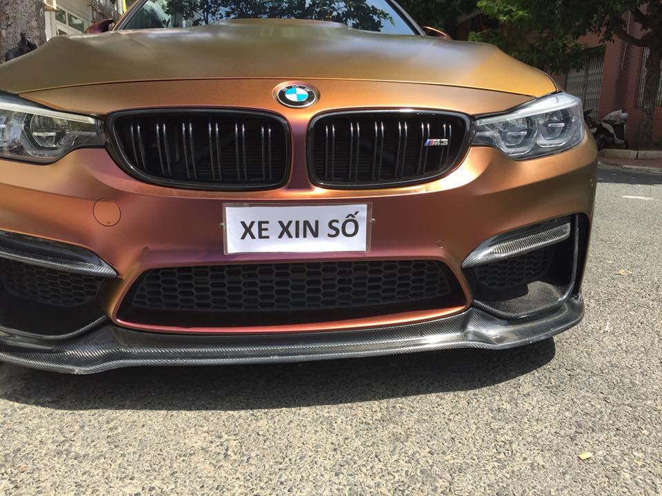 Đối lập với bộ áo độc đáo tắc kè hoa, chiếc BMW M3 còn có các chi tiết như cánh lướt gió phía trước, ốp hốc gió 2 bên Đối lập với bộ áo độc đáo tắc kè hoa, chiếc BMW M3 còn có các chi tiết như cánh lướt gió phía trước, ốp hốc gió 2 bên