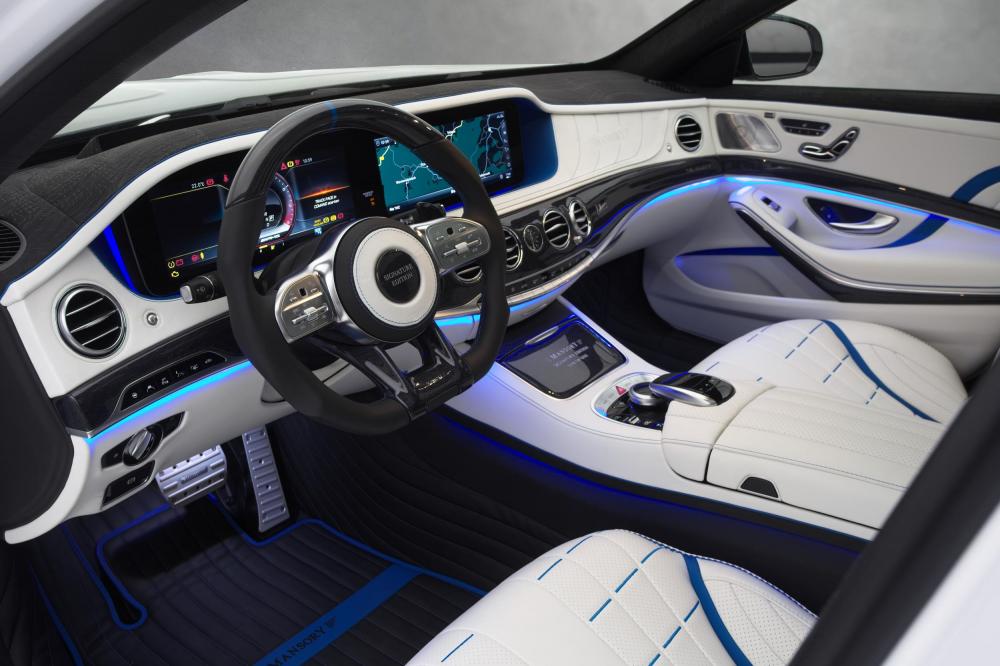 Tiến vào bên trong khoang lái, hãng độ Đức trang bị cho Mercedes-AMG S63 Signature Edition vô lăng mới, các bàn đạp bằng nhôm, thảm sàn da, logo thêu tỉ mỉ và cấu hình da bọc màu xanh dương-trắng trên các ghế ngồi và tấm cửa. Tiến vào bên trong khoang lái, hãng độ Đức trang bị cho Mercedes-AMG S63 Signature Edition vô lăng mới, các bàn đạp bằng nhôm, thảm sàn da, logo thêu tỉ mỉ và cấu hình da bọc màu xanh dương-trắng trên các ghế ngồi và tấm cửa.
