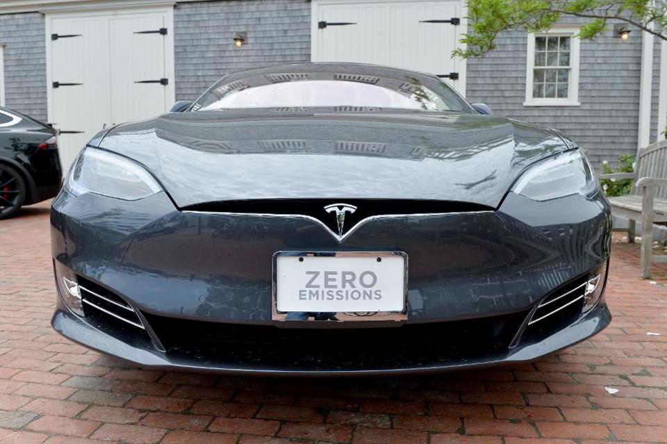 Hình ảnh một chiếc Tesla Model S ở Nantucket Film Festival 2018