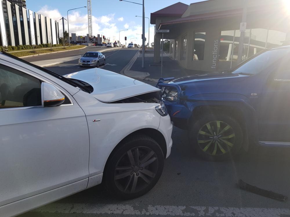 Chiếc Volkswagen Amarok gần như không bị ảnh hưởng sau vụ tai nạn