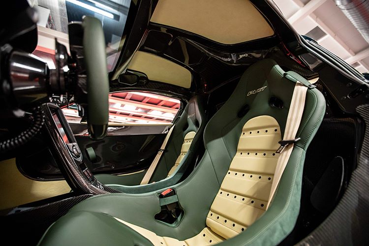 Tiến vào bên trong khoang lái, McLaren P1 GT có nội thất 2 màu, tay nắm cửa hoàn thành với màu xanh lá cây đậm.