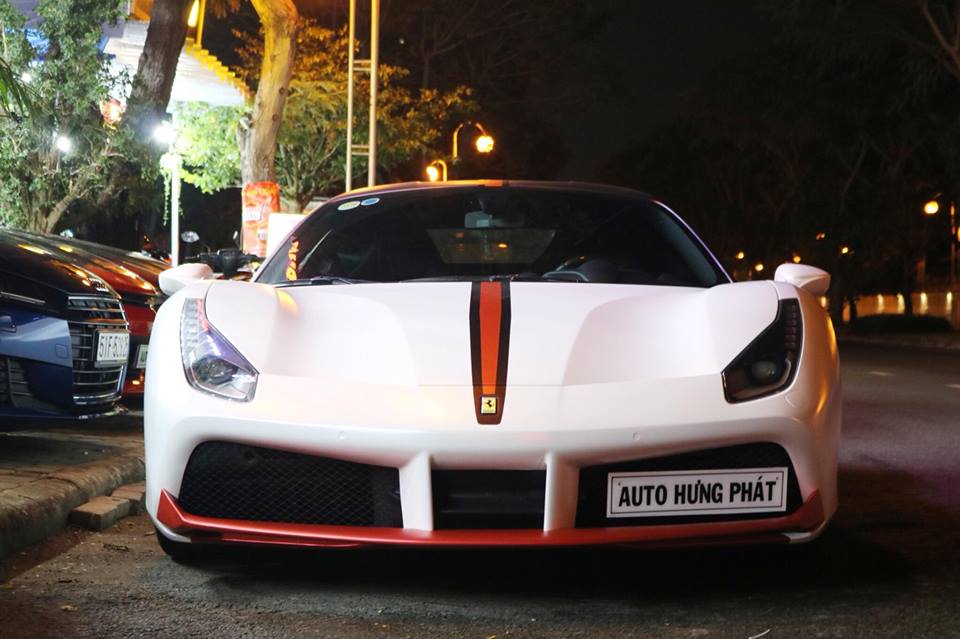 Siêu xe Ferrari 488 GTB xuất hiện trên đường phố Sài thành với bộ áo trắng nhám Siêu xe Ferrari 488 GTB xuất hiện trên đường phố Sài thành với bộ áo trắng nhám