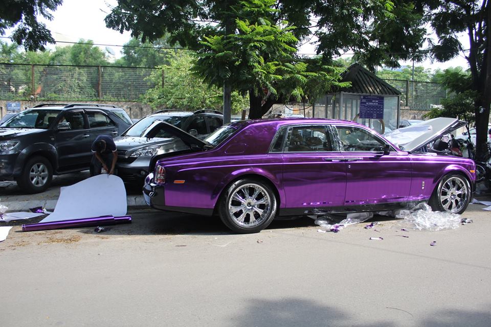 Xe siêu sang Rolls-Royce Phantom thay áo ngay dưới lòng đường