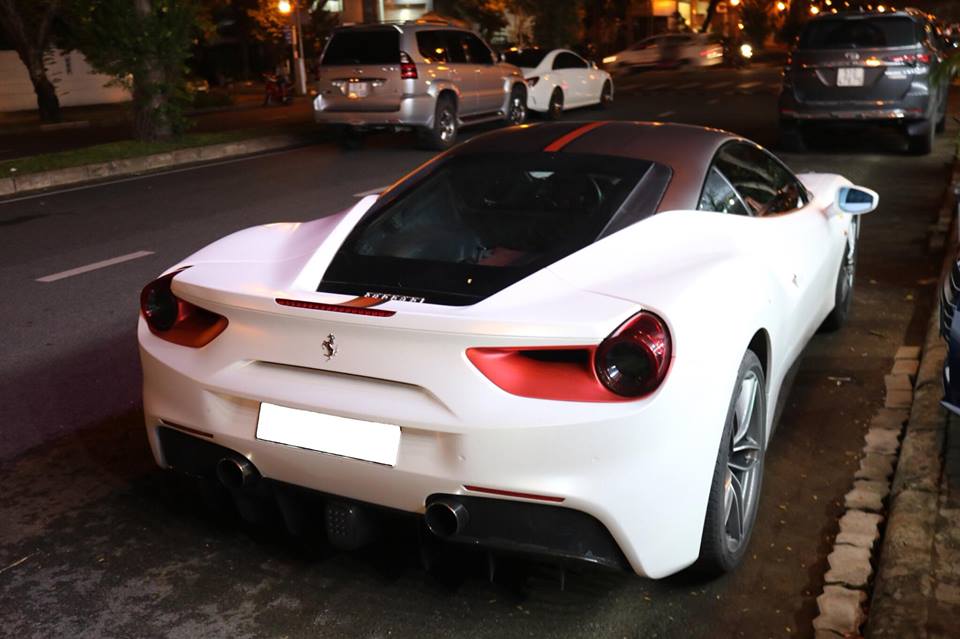 Ngoài bộ áo trắng nhám, siêu xe Ferrari 488 GTB được trang trí thêm các đề-can màu đỏ để tạo cá tính. Ngoài bộ áo trắng nhám, siêu xe Ferrari 488 GTB được trang trí thêm các đề-can màu đỏ để tạo cá tính.