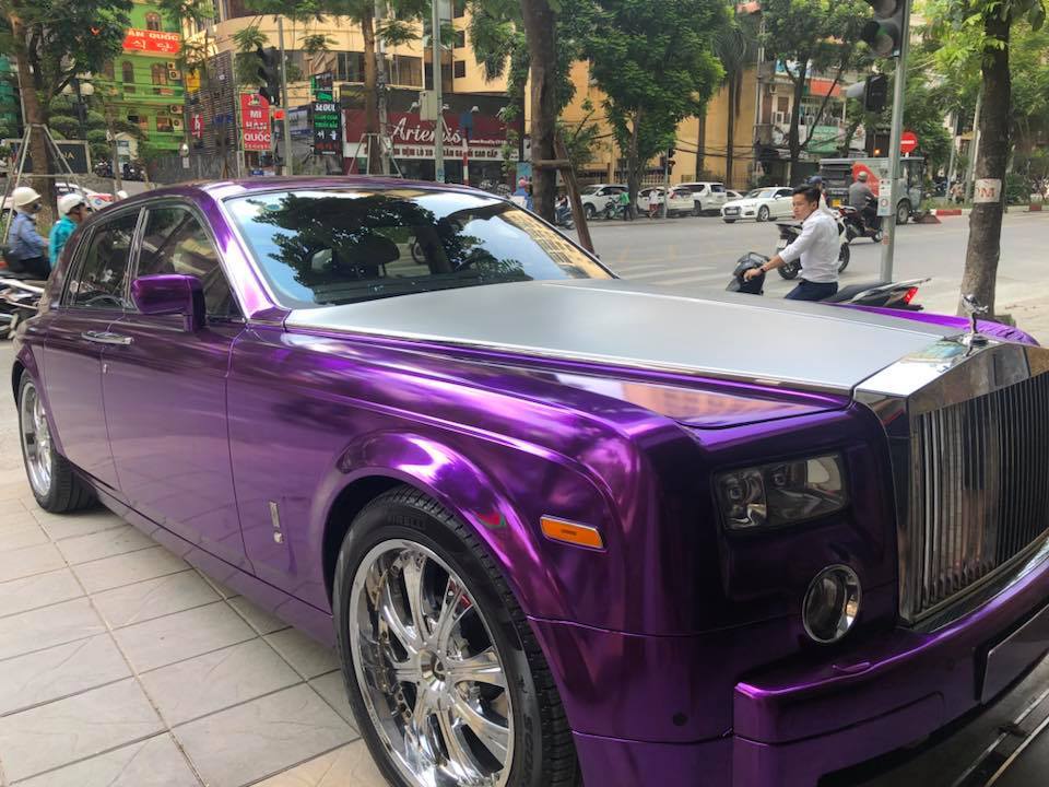 Điểm nhấn ngoại hình chiếc Rolls-Royce Phantom mới thay áo màu tím bóng là nắp capô màu bạc và bộ mâm khủng mạ crôm