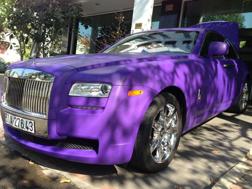 Cường Đô-la từng cho chiếc Rolls-Royce Ghost của mình thay áo màu tím mờ vào năm 2013 để chuẩn bị đón tết.