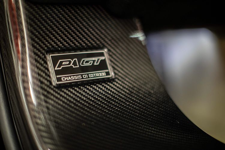  Một tấm huy hiệu đặc biệt được đặt ở phía bệ cửa người lái của McLaren P1 GT cho thấy có thể là tàn dư còn sót lại của siêu xe triệu đô P1 GTR. 