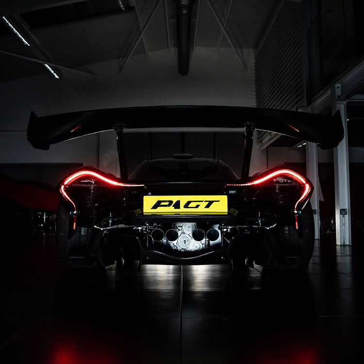 Thiết kế ngoại thất của McLaren P1 GT có sự thay đổi so với P1 GTR, phần đầu xe xuất hiện thêm các lỗ thông hơi mới đảm nhận tính động học cho xe. 