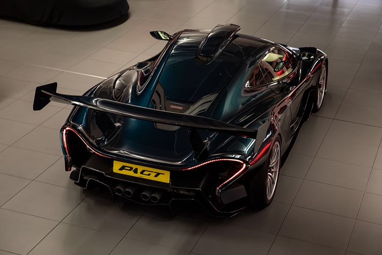 Những hình ảnh này cho thấy, siêu xe McLaren P1 GT có bộ áo xanh đậm độc đáo kết hợp cùng nhiều chi tiết bằng sợi carbon đen bóng. Màu sơn trên P1 GT được cho lấy từ bộ áo Shade of Green của chiếc McLaren F1 GT 1997.