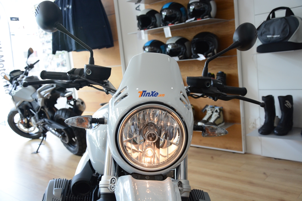 Đèn pha tròn phía trước của BMW R nineT Urban G/S vẫn sữ dụng bóng đèn halogen