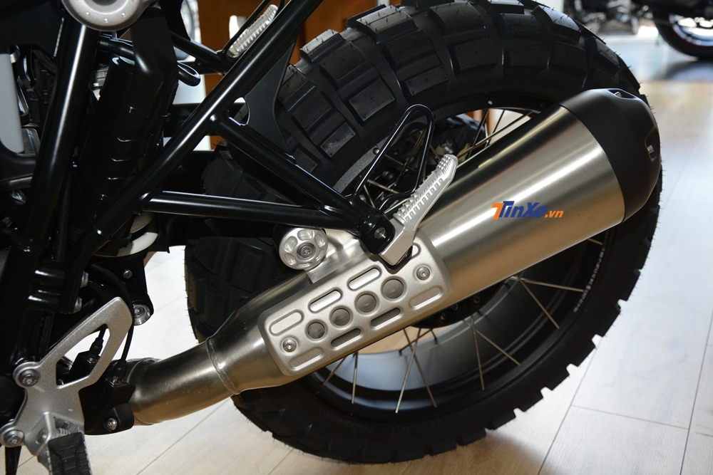 Ống xả đơn thay cho kiểu đôi như bản tiêu chuẩn.