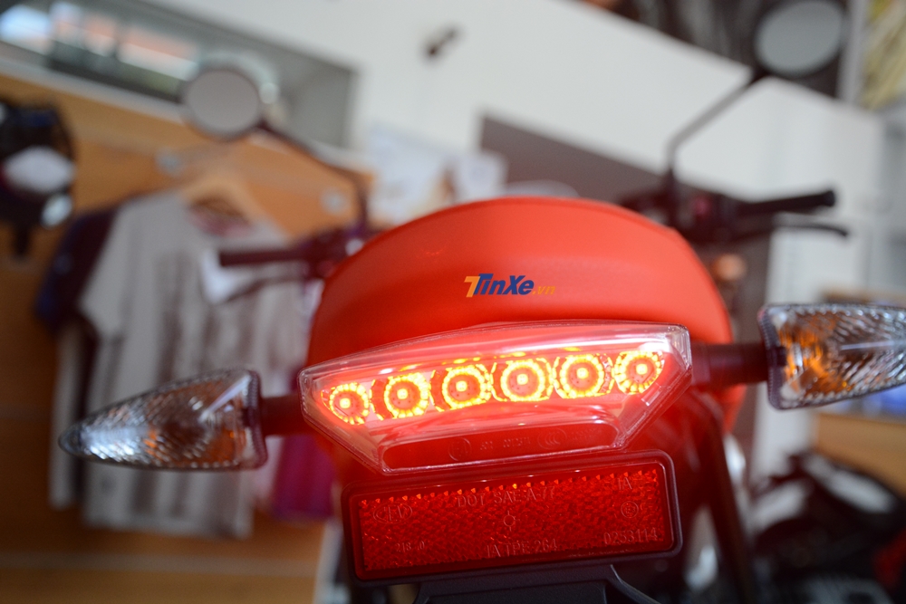 Trong khi đó đèn hậu dạng LED