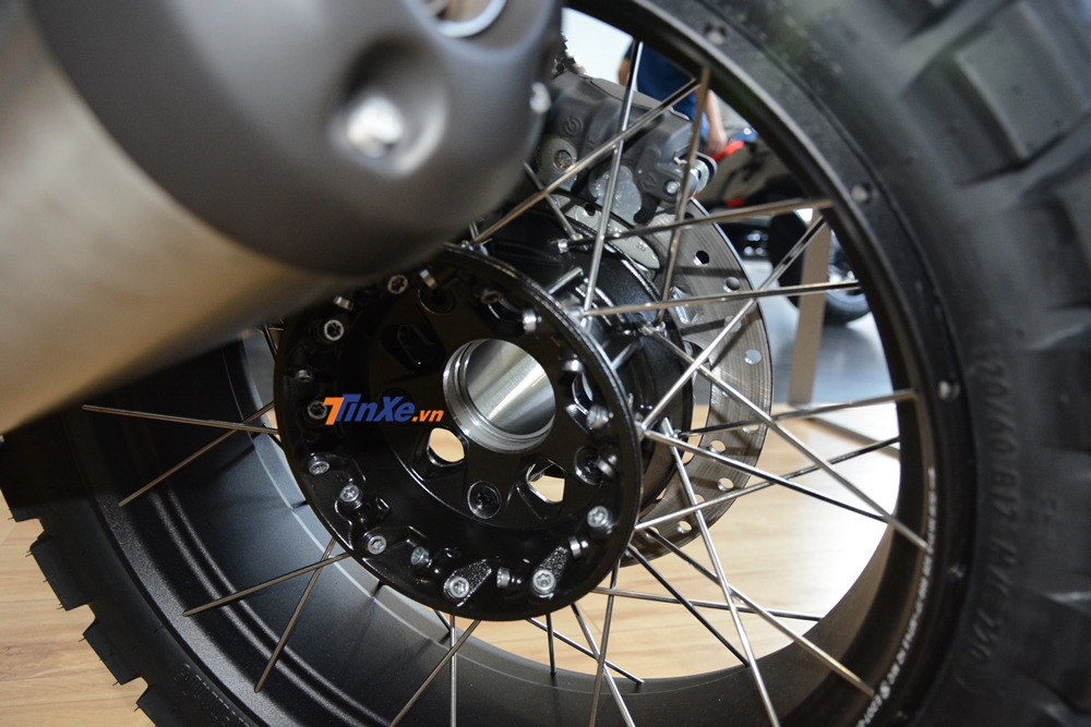 Bánh xe nan hoa của BMW R nineT Urban G/S có kích thước 19 inch phía trước và 17 inch phía sau