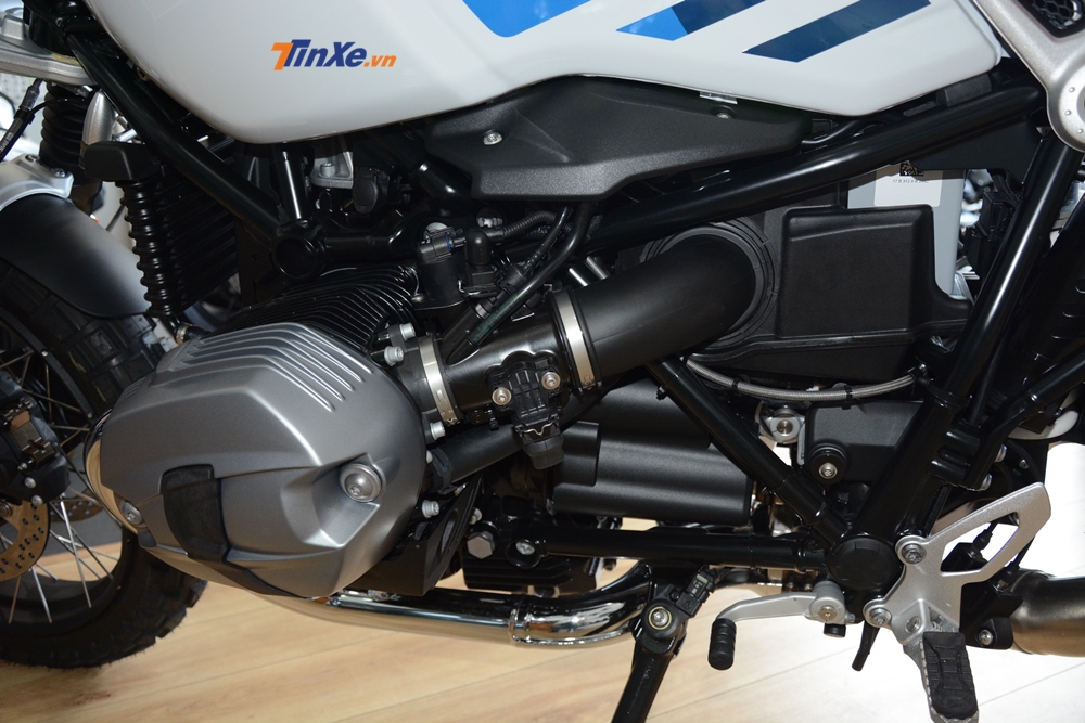 Các chi tiết khác hoàn thành với màu đen và bạc.