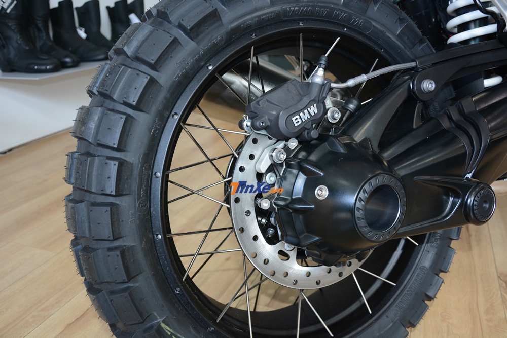  Và lốp sau là 170/60.