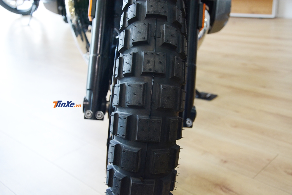 Đi kèm với bánh xe này là bộ lốp gai địa đình có kích thước cho lốp trước là 120/70