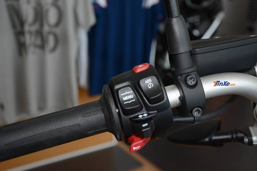Các thông số lái cũng như tính năng xe được đặt gọn gàng qua các nút điều chỉnh nằm bên phía tay trái của xe.