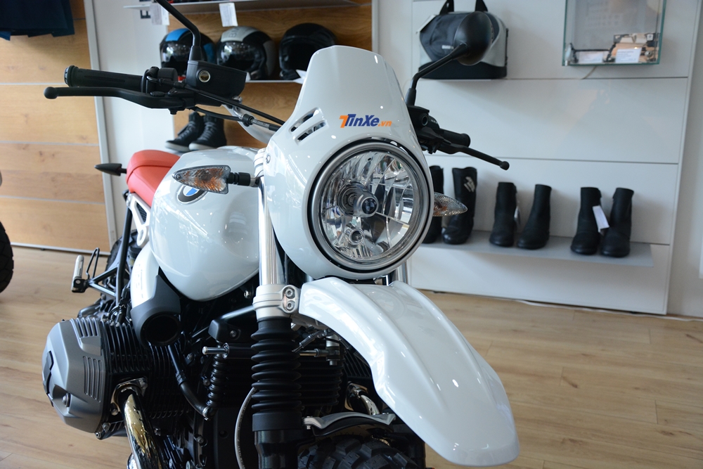 BMW R nineT Urban G/S có chắn bùn phía trước đặt ngay dưới đèn pha. Vị trí đặt khá cao tương tự các dòng xe địa hình.