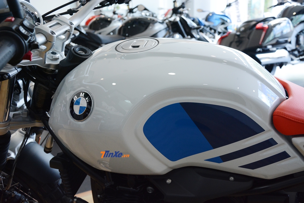 Màu sơn trắng Lightwhite của xe tạo điểm nhấn với sọc 2 màu xanh dương đậm và nhạt ở bên ốp bình xăng.