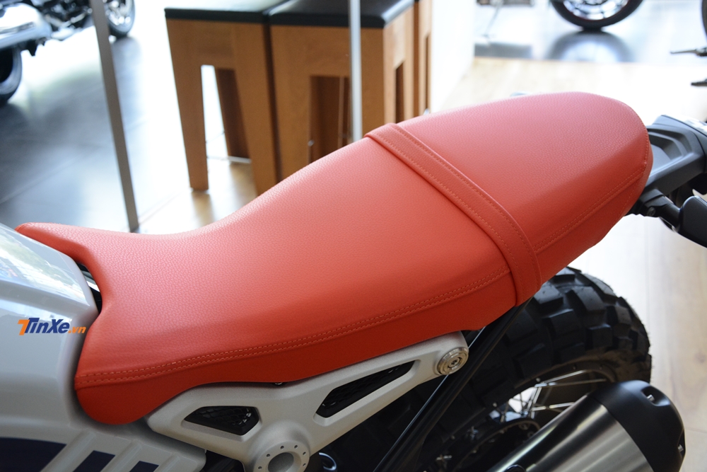 Yên xe BMW R nineT Urban G/S bọc da màu đỏ nhạt.