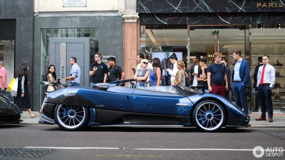 Rất đông người hâm mộ dòng siêu xe Pagani cũng như du khách vây quanh xem siêu xe Pagani Zonda HP Barchetta