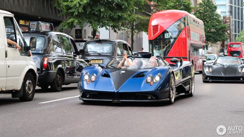 Chủ tịch hãng Pagani cầm lái cực phẩm Zonda HP Barchetta trên đường phố Anh