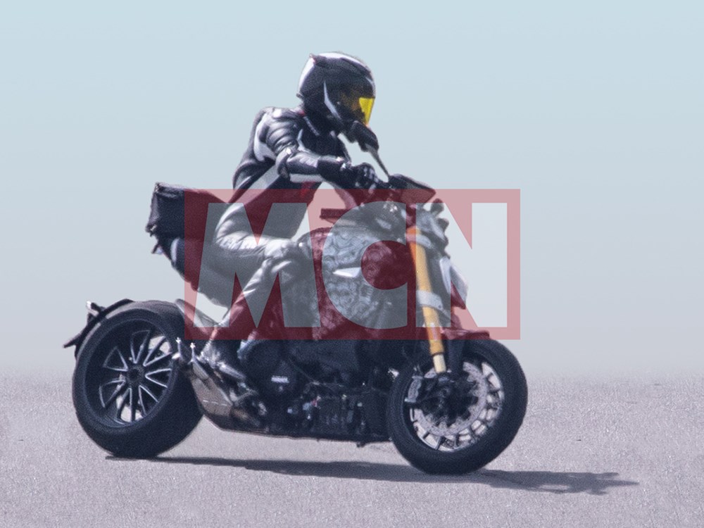 Bắt gặp Ducati Diavel thế hệ mới thể thao hơn chạy thử nghiệm