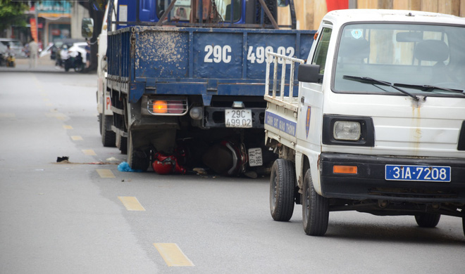 Vụ tai nạn thương tâm tại đường Võ Quý Huân khi xe tải lùi vào điểm mù làm 1 gia đình thương vong Vụ tai nạn thương tâm tại đường Võ Quý Huân khi xe tải lùi vào điểm mù làm 1 gia đình thương vong