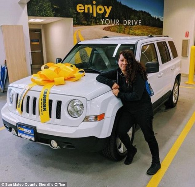 Angela bên chiếc Jeep Patriot của mình