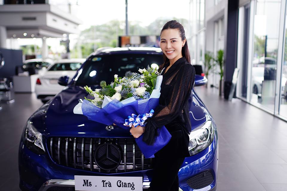 Vào ngày 13/7 vừa qua, Á hậu Trà Giang đã được đại lý Mercedes-Benz Trường Chinh, quận Tân Bình, Tp.HCM bàn giao chiếc Mercedes-Benz GLC 200. Người đẹp từng đạt giải tại cuộc thi hoa hậu Việt thế giới năm 2013 không khỏi xúc động khi đến nhận xe.