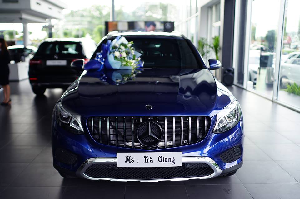 Nằm bên dưới nắp capô Mercedes-Benz GLC 200 của Á hậu Trà Giang là khối động cơ xăng 4 xi-lanh, tăng áp, dung tích 2.0 lít. Động cơ này chỉ tạo ra công suất tối đa 184 mã lực tại tua máy 5.500 vòng/phút và mô-men xoắn cực đại 300 Nm tại dải tua máy 1.200 - 4.000 vòng/phút.