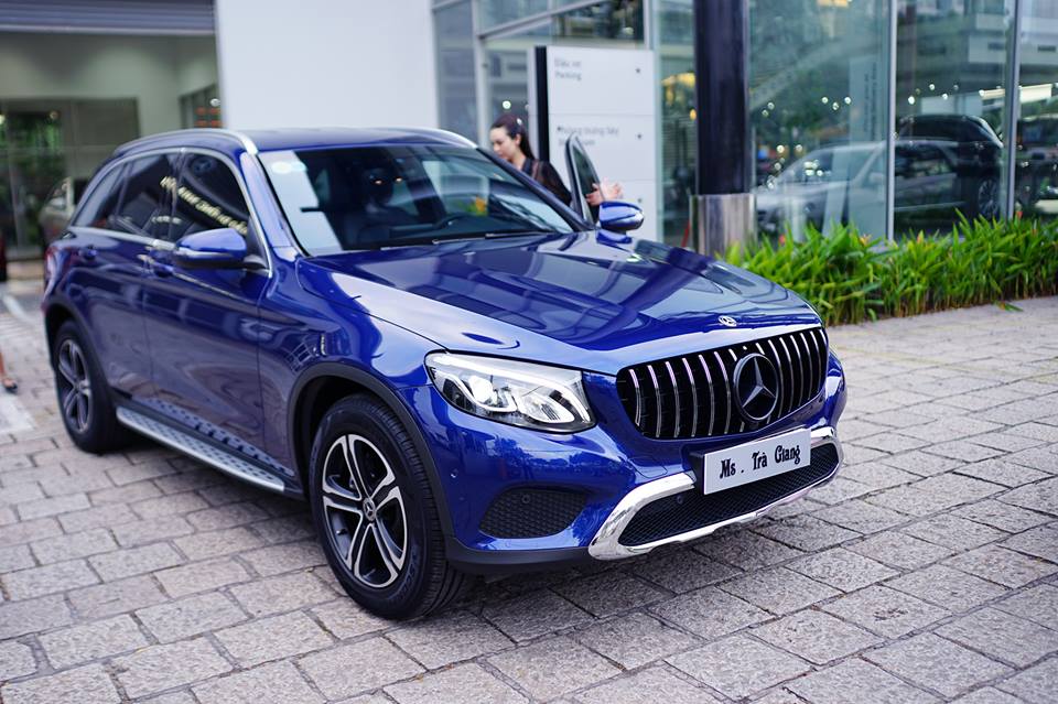 Đối lập với bộ áo xanh Brilliant, bên trong khoang lái chiếc Mercedes-Benz GLC 200 của Á hậu Trà Giang có nội thất màu đen. 