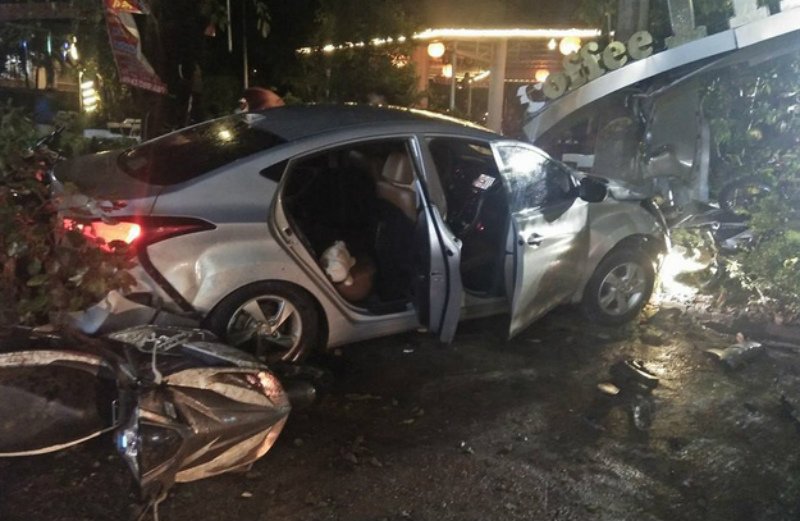 Chiếc ô tô điên bị hỏng nặng sau vụ tai nạn