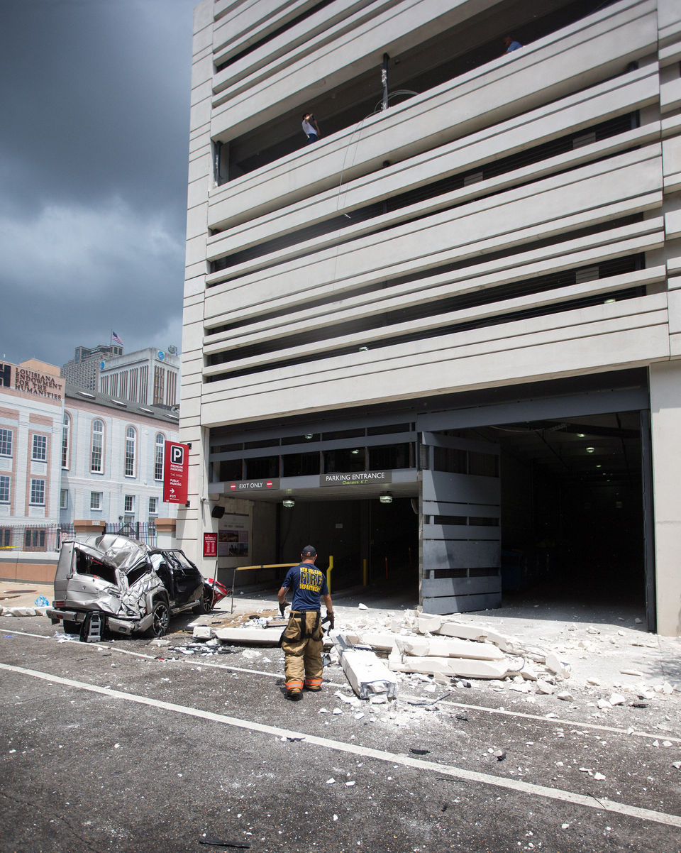 Chiếc Mercedes-Benz G-Class rơi từ tầng 4 của bãi đỗ xe xuống dưới đường