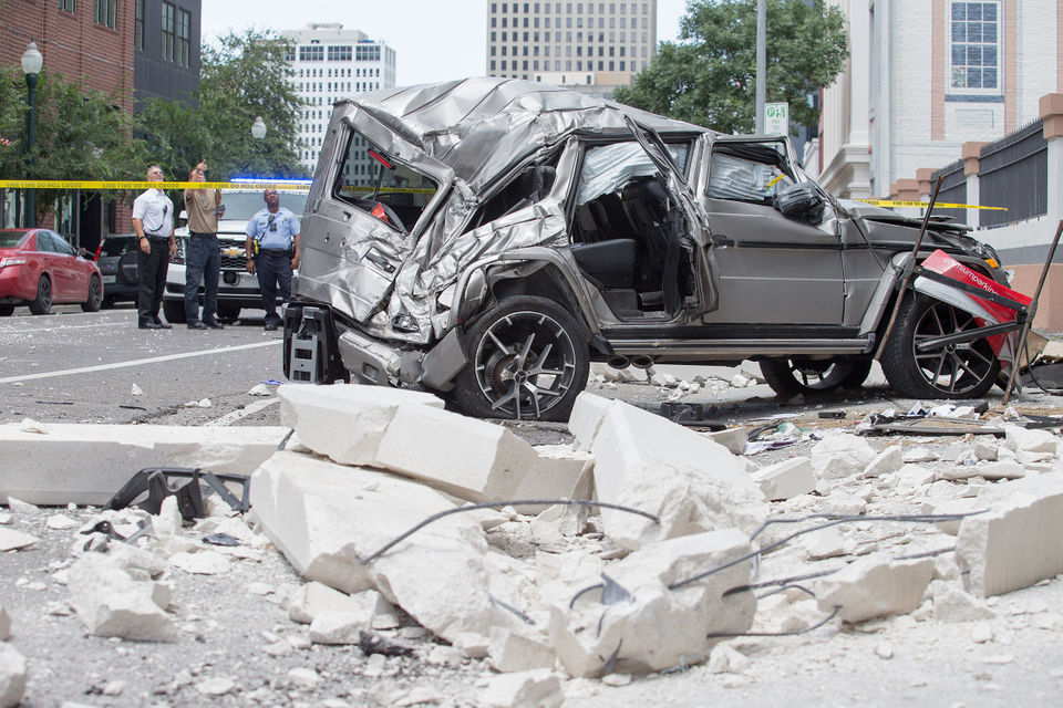 Một người bò vào chiếc Mercedes-Benz G-Class để mở cửa sau bên phụ