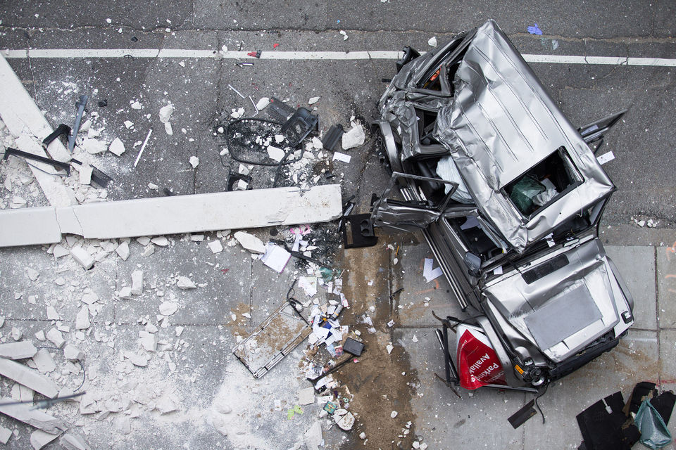 Mercedes-Benz G-Class này do một thanh niên trẻ cầm lái